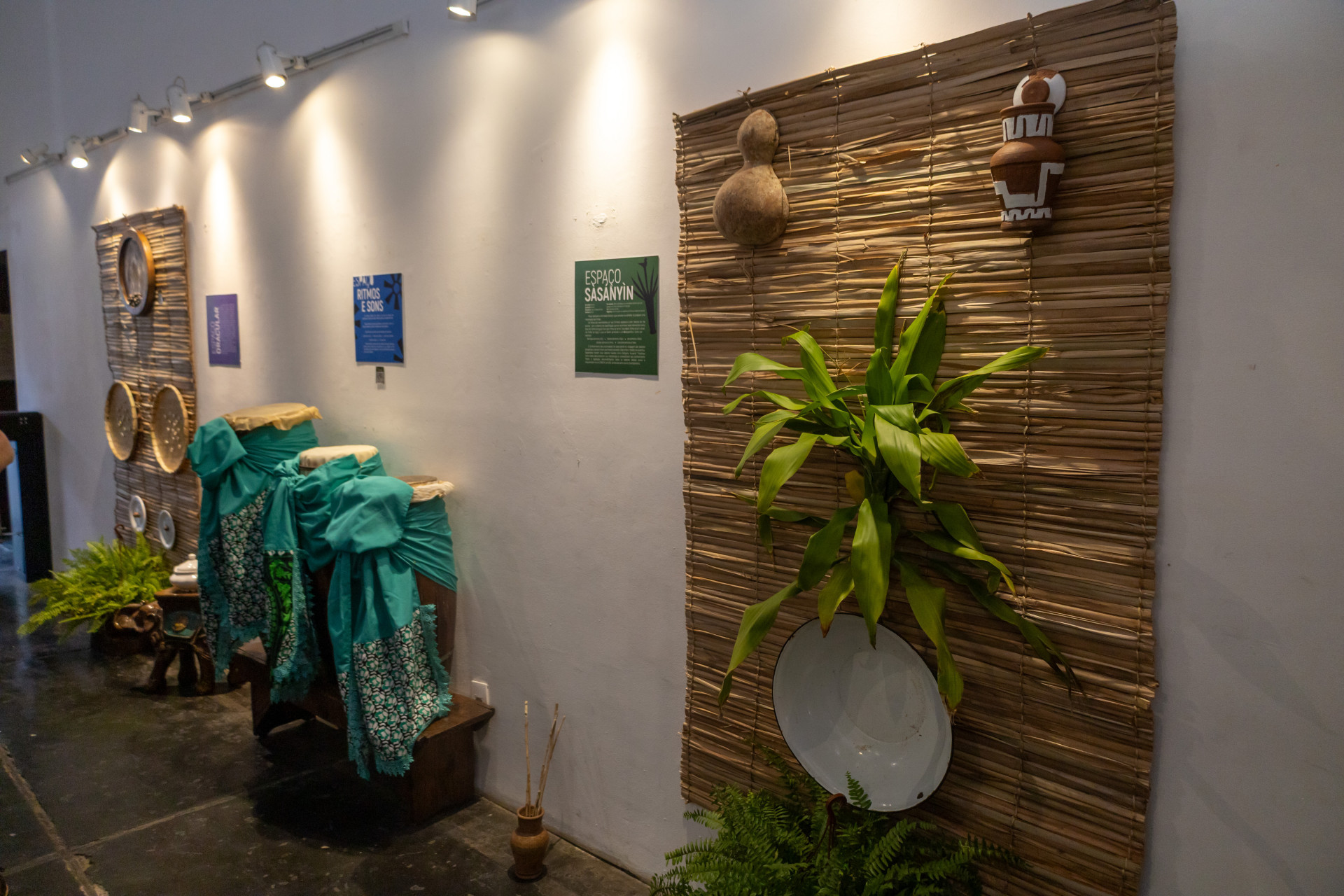 Atabaques da exposição  - Acervo pessoal / Thaís Barcelos