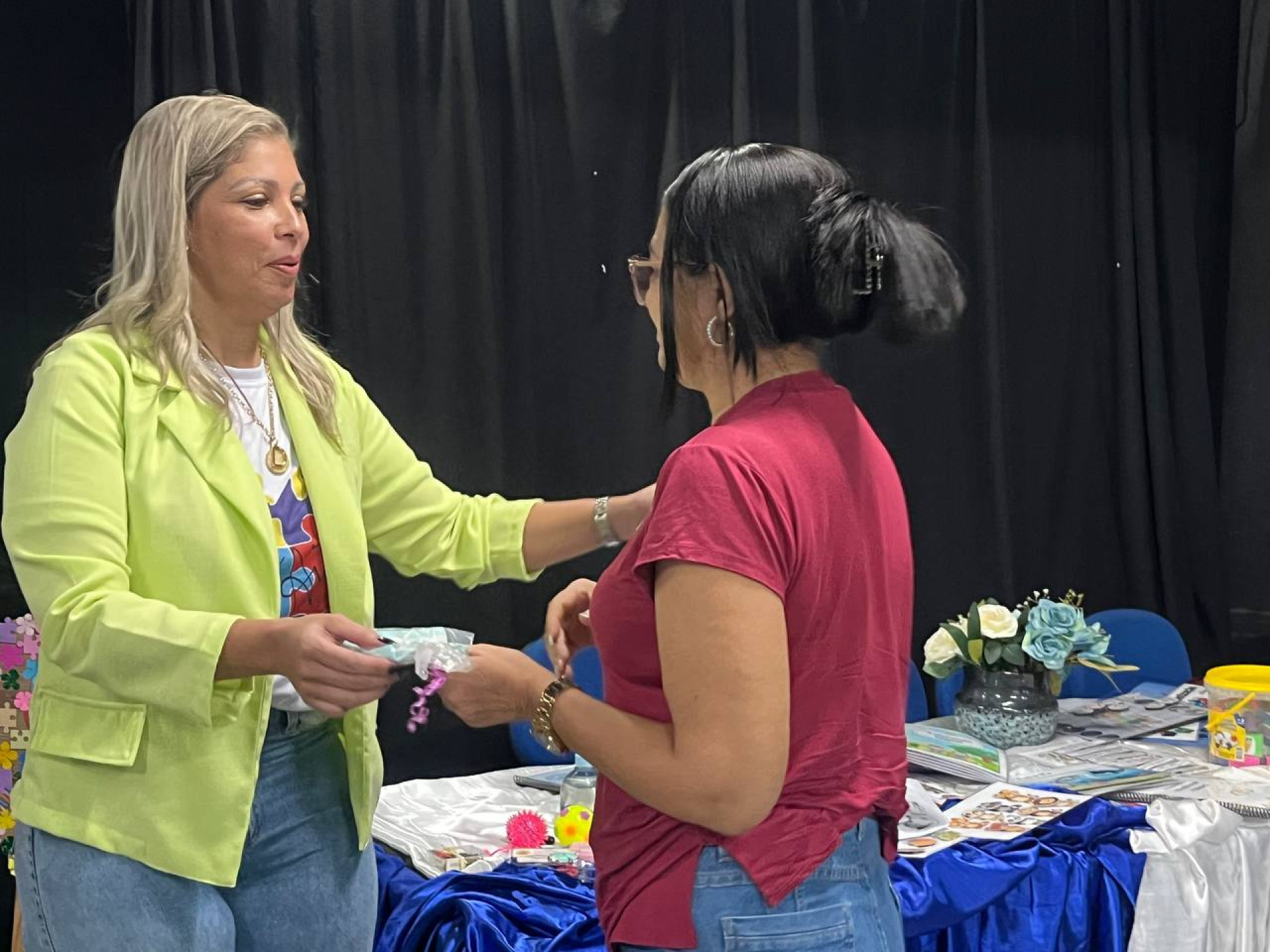 A palestrante Daniele Silva, psicopedagoga do CMAE Engenheiro Pedreira, abordou temas essenciais para aprimorar o trabalho dos educadores com alunos autistas - Divulga&ccedil;&atilde;o / PMJ