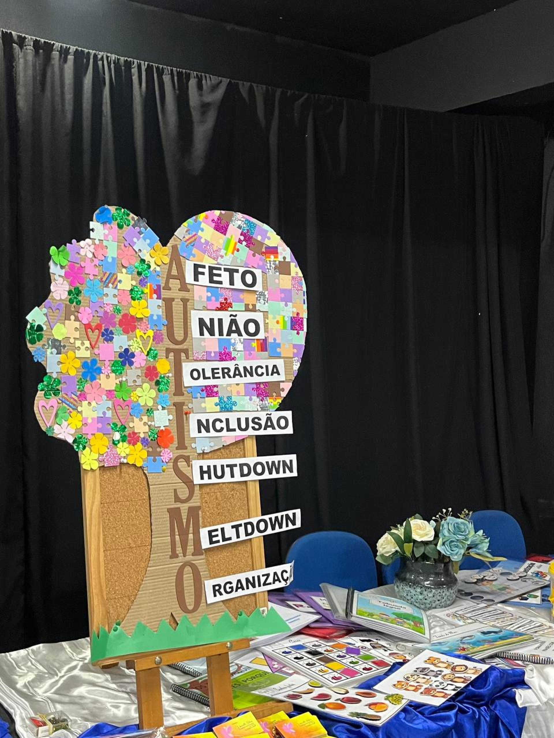 Cerca de 30 profissionais da educa&ccedil;&atilde;o participaram de uma palestra sobre pr&aacute;ticas pedag&oacute;gicas para alunos com Transtorno do Espectro Autista (TEA) - Divulga&ccedil;&atilde;o / PMJ