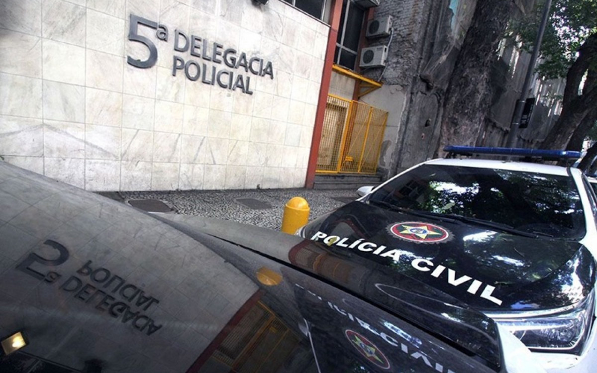 A ação foi realizada por agentes da 5ª DP em parceria com a prefeitura e a Light