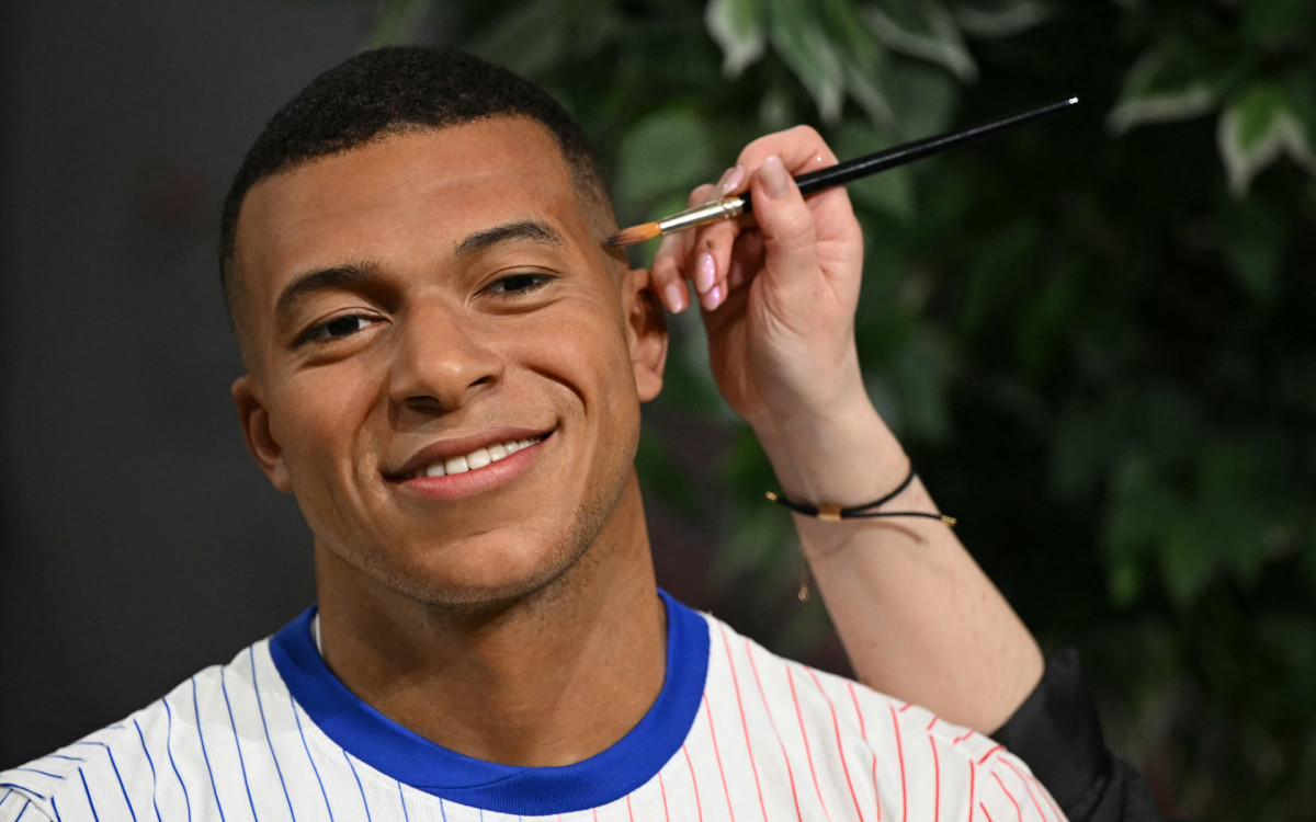 Estátua de cera ultrarrealista de Mbappé foi inaugurada no museu de Londres