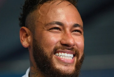 Neymar realiza culto evangélico em casa após boatos de traição