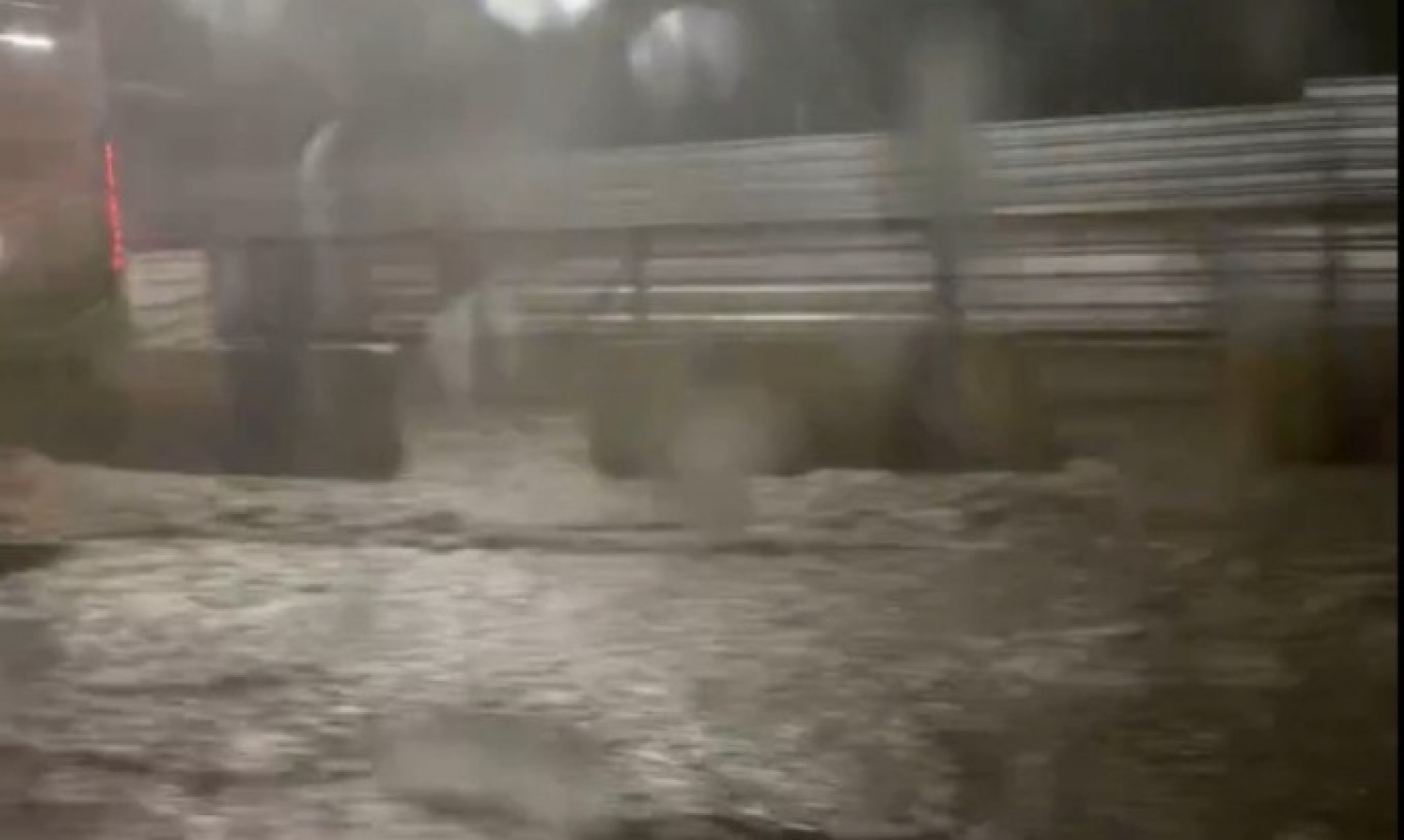 Avenida Brasil registrou pontos de alagamentos nesta sexta-feira (4) - Reprodução / Redes Sociais