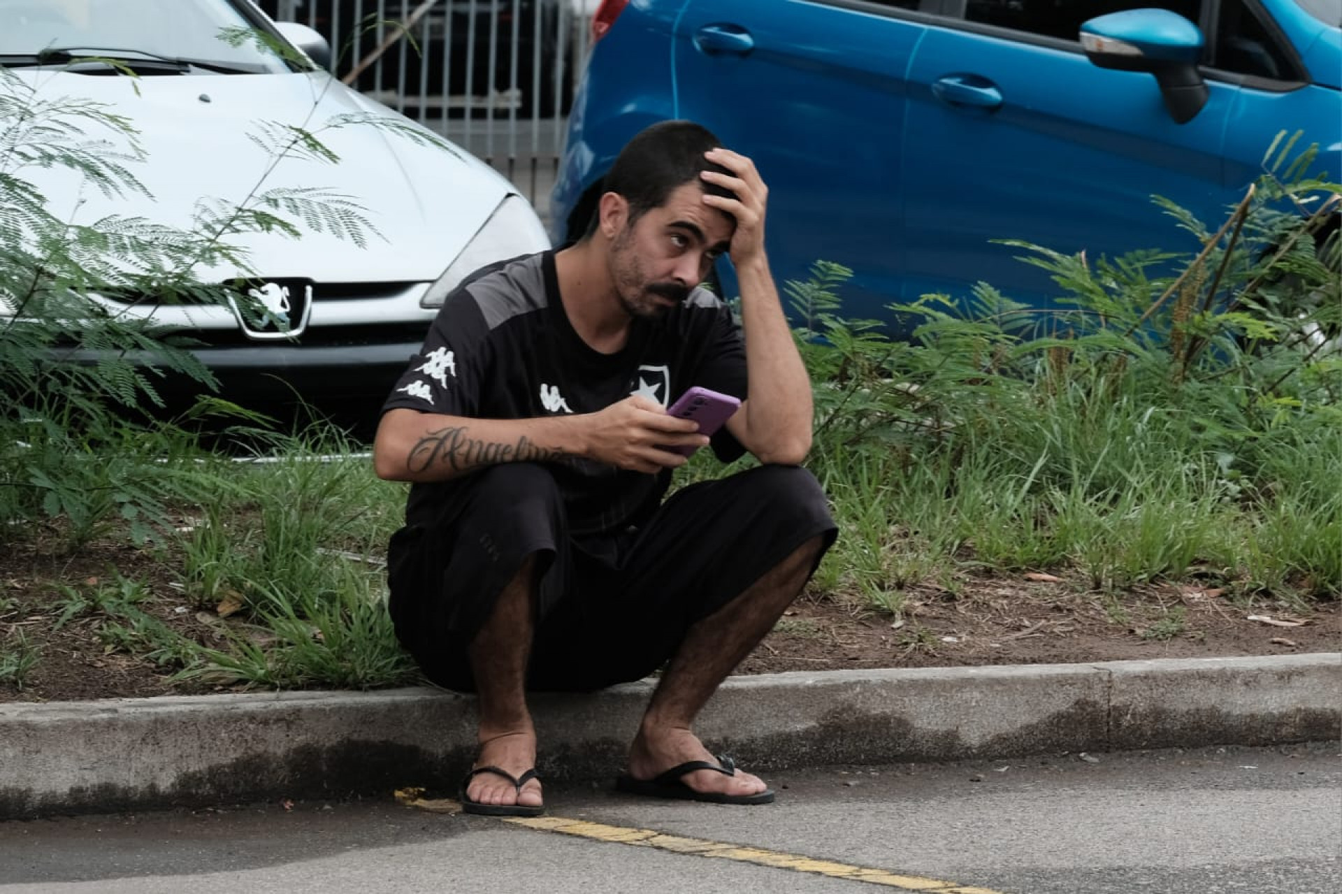 Augusto Barbosa, sobrinho de Luiz Cláudio de 61 anos, esteve no IML para realizar a liberação do corpo - Pedro Teixeira/Agência O DIA