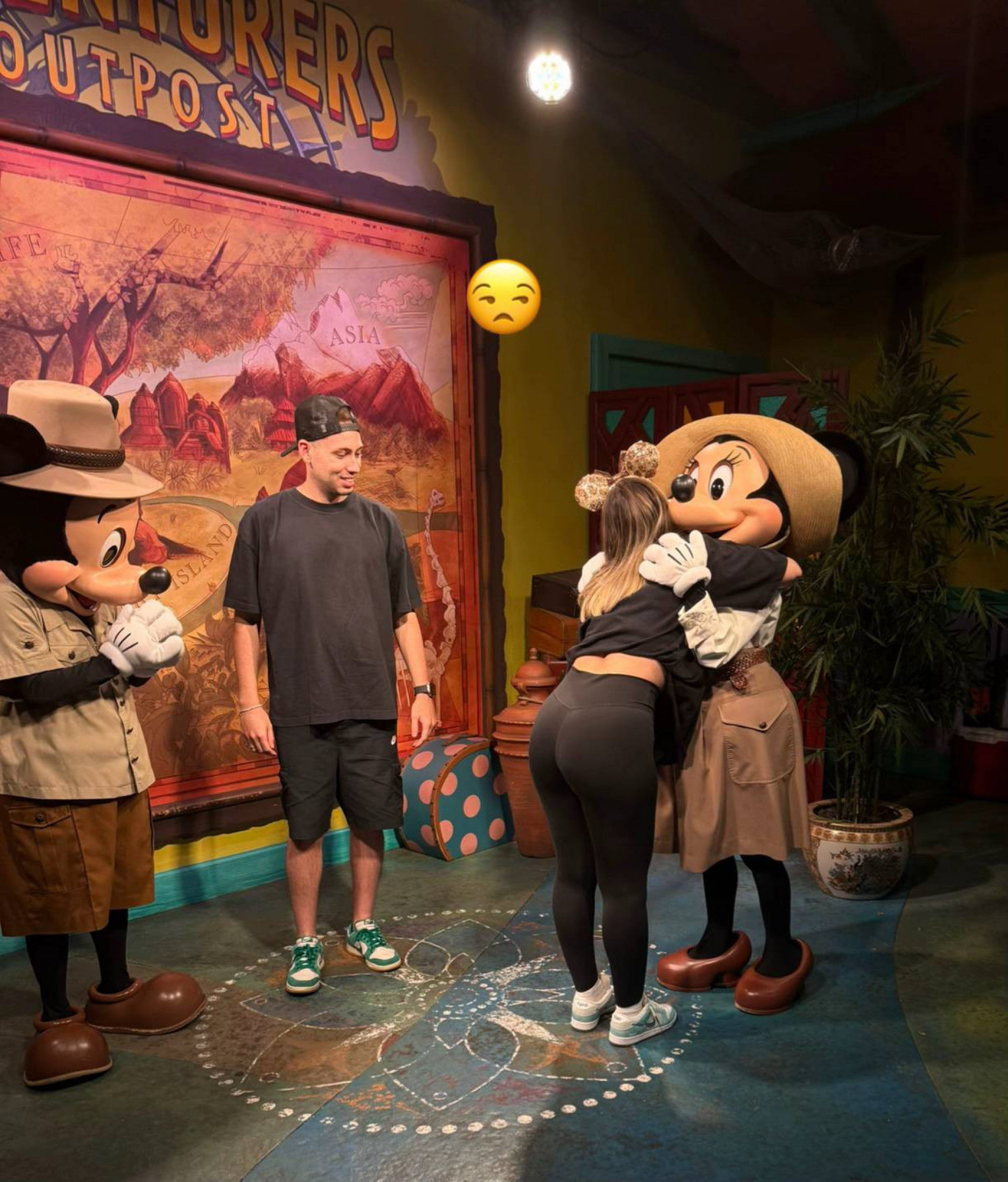 Mickey olha para bumbum de brasileira e viraliza na web - Reprodução / TikTok