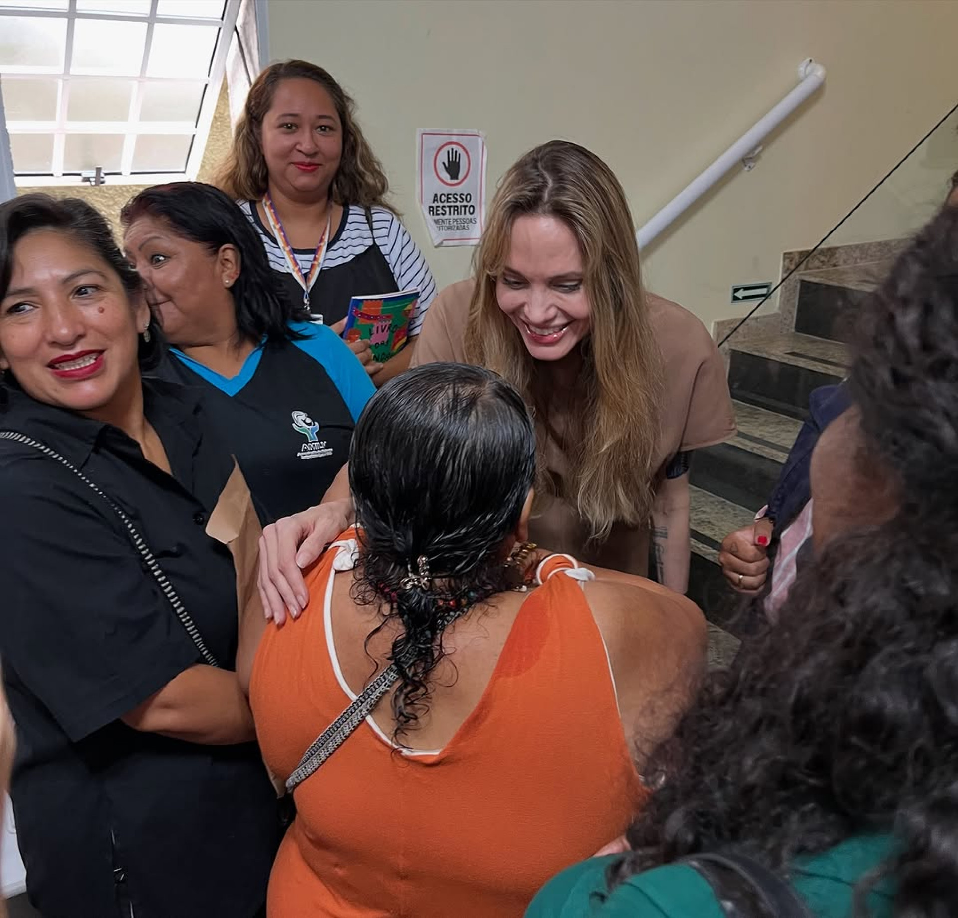 No Brasil, Angelina Jolie visita centro de imigrantes e refugiados - Reprodução / Instagram