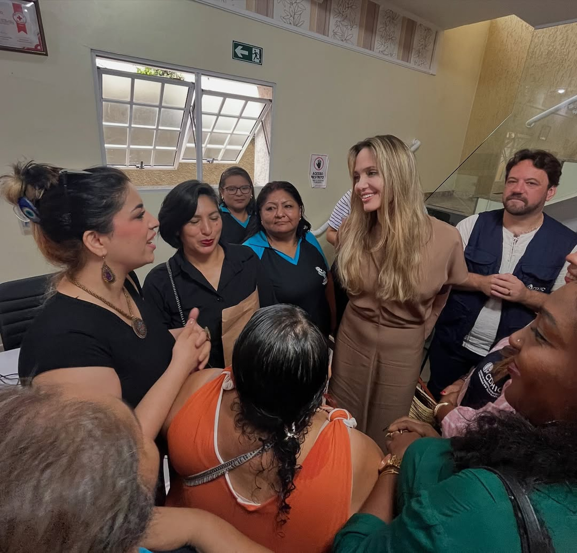 No Brasil, Angelina Jolie visita centro de imigrantes e refugiados - Reprodução / Instagram