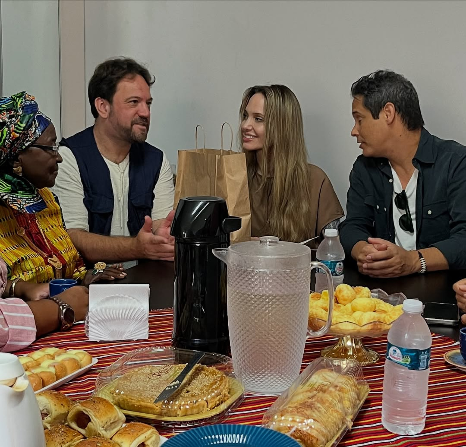 No Brasil, Angelina Jolie visita centro de imigrantes e refugiados - Reprodução / Instagram