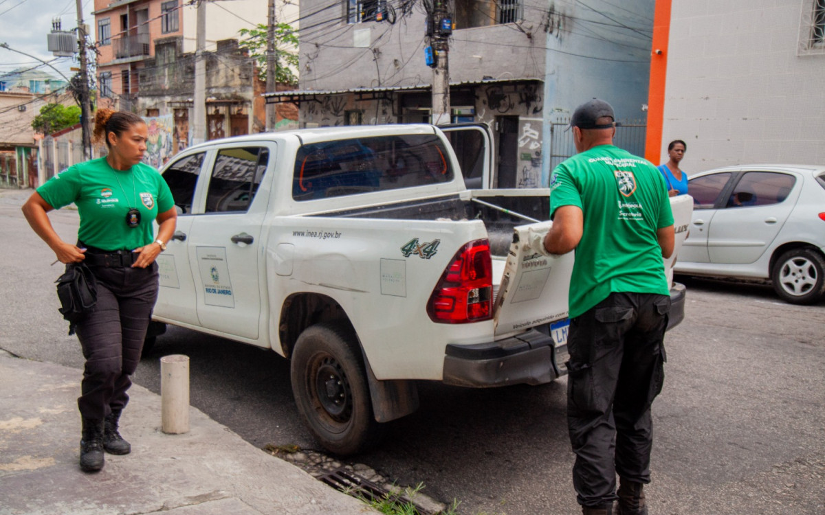 Os guardas ambientais Amanda Porto e Fábio Constantino coordenaram a ação da Secretaria Municipal de Meio Ambiente