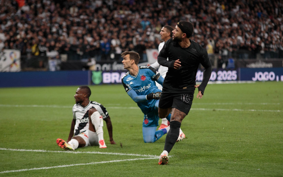 Memphis Depay deixa dois jogadores no chão e observa a bola morrer no fundo da rede do Vasco