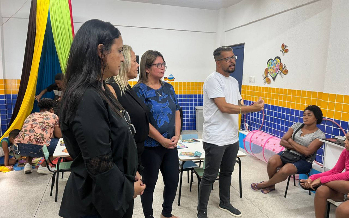 A secretária Caroline Ontiveros percorreu as instalações, acompanhou algumas atividades e conversou com mães que acompanham de perto a evolução dos filhos