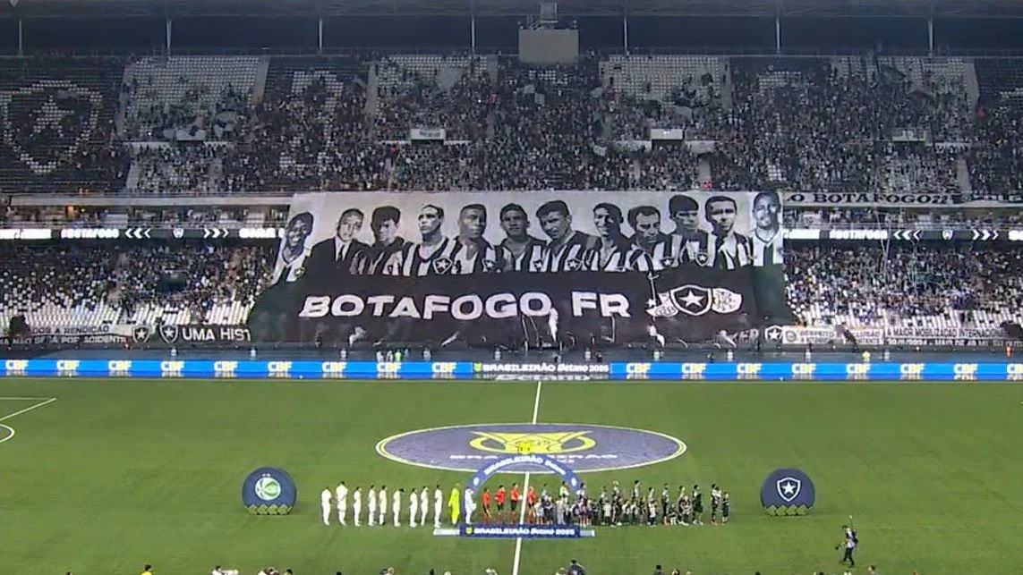 Marlon Freitas aparece em bandeirão de ídolos do Botafogo e admite: 'Surpreso'