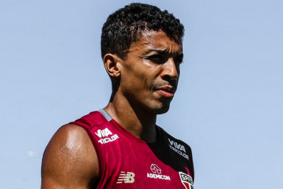 Jogador do São Paulo é internado em hospital com dor no peito