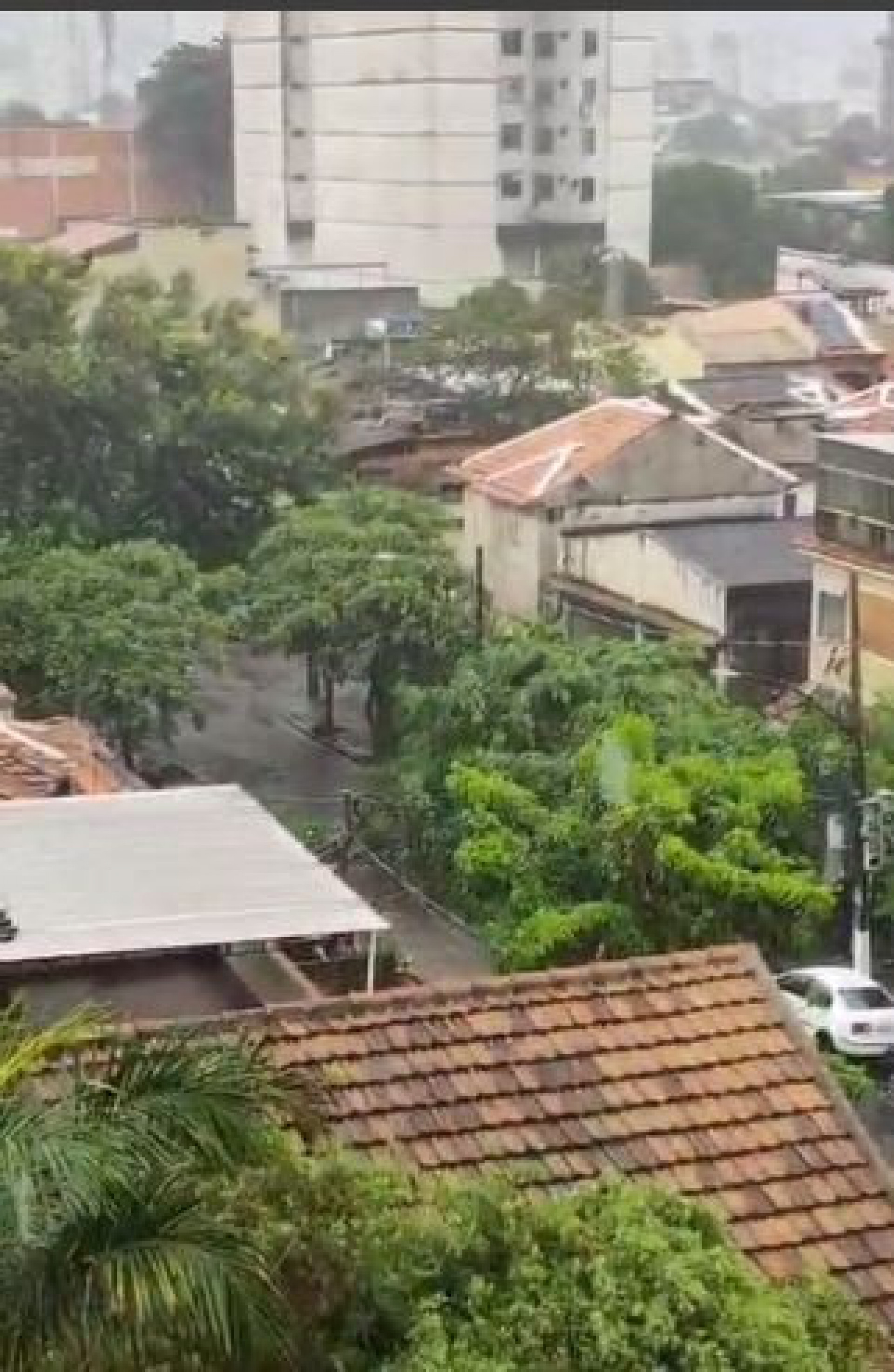 Centro de Petrópolis completamente alagado