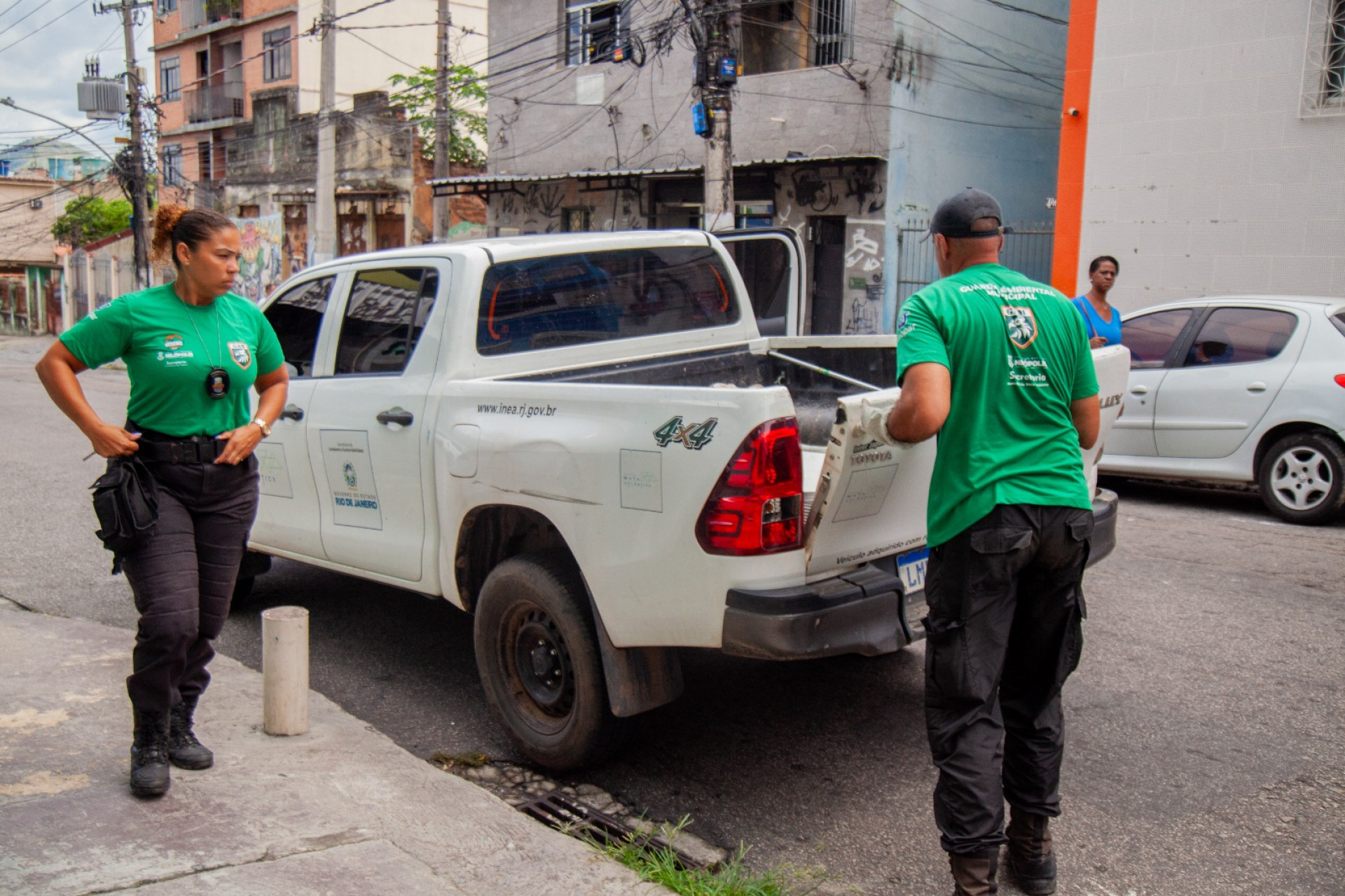 Os guardas ambientais Amanda Porto e Fábio Constantino coordenaram a ação da Secretaria Municipal de Meio Ambiente - Felipe Soares/ PMN