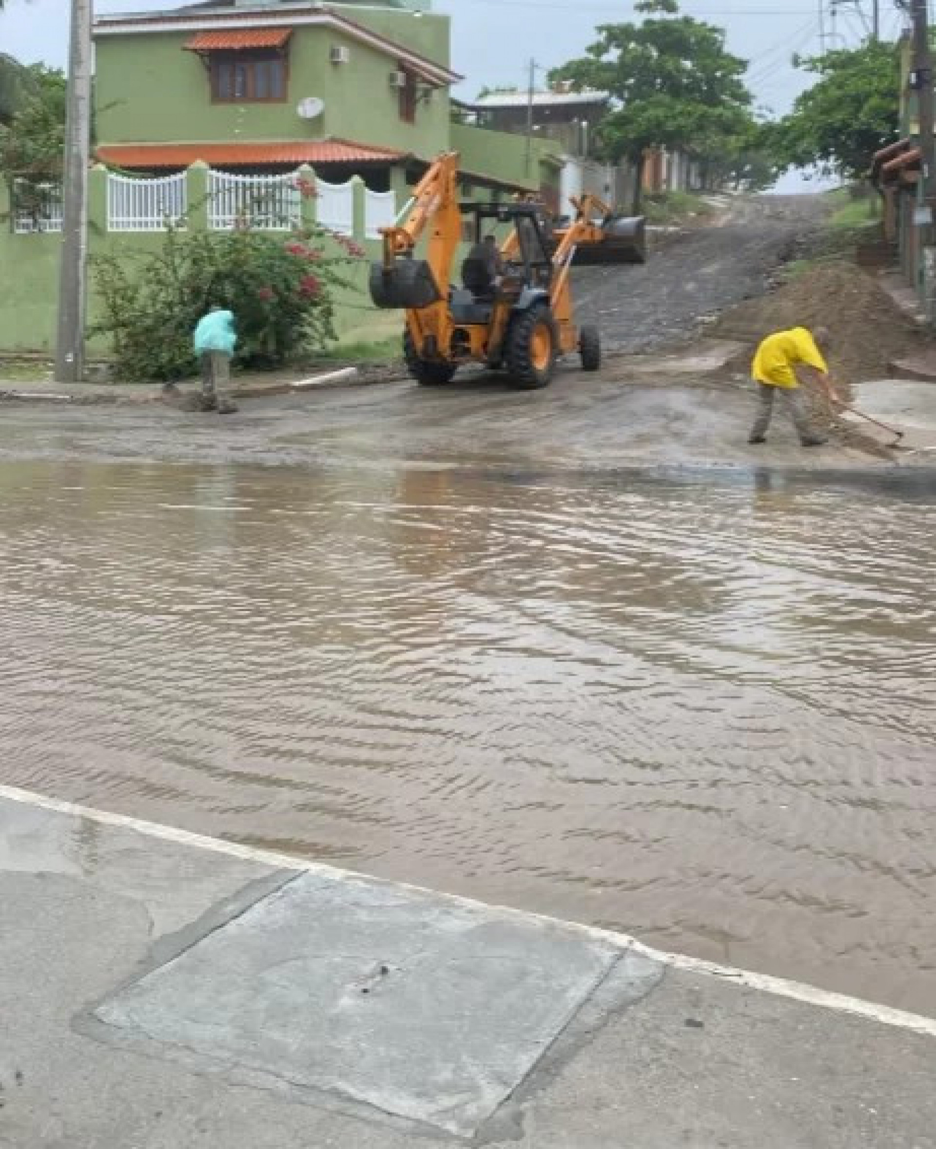 Equipes da prefeitura estão nas ruas desde cedo realizando trabalhos de limpeza e desobstrução 