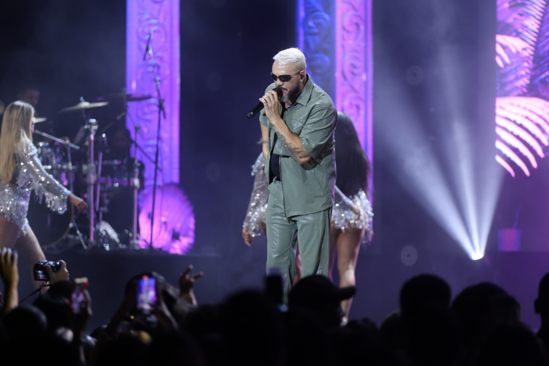 Belo se apresenta no palco do Qualistage, no Rio, e reúne famosos - Daniel Pinheiro/ Brazil News