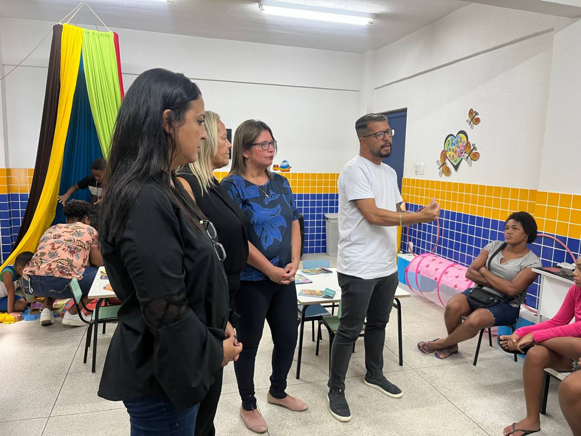 A secret&aacute;ria Caroline Ontiveros percorreu as instala&ccedil;&otilde;es, acompanhou algumas atividades e conversou com m&atilde;es que acompanham de perto a evolu&ccedil;&atilde;o dos filhos - Divulga&ccedil;&atilde;o / PMJ