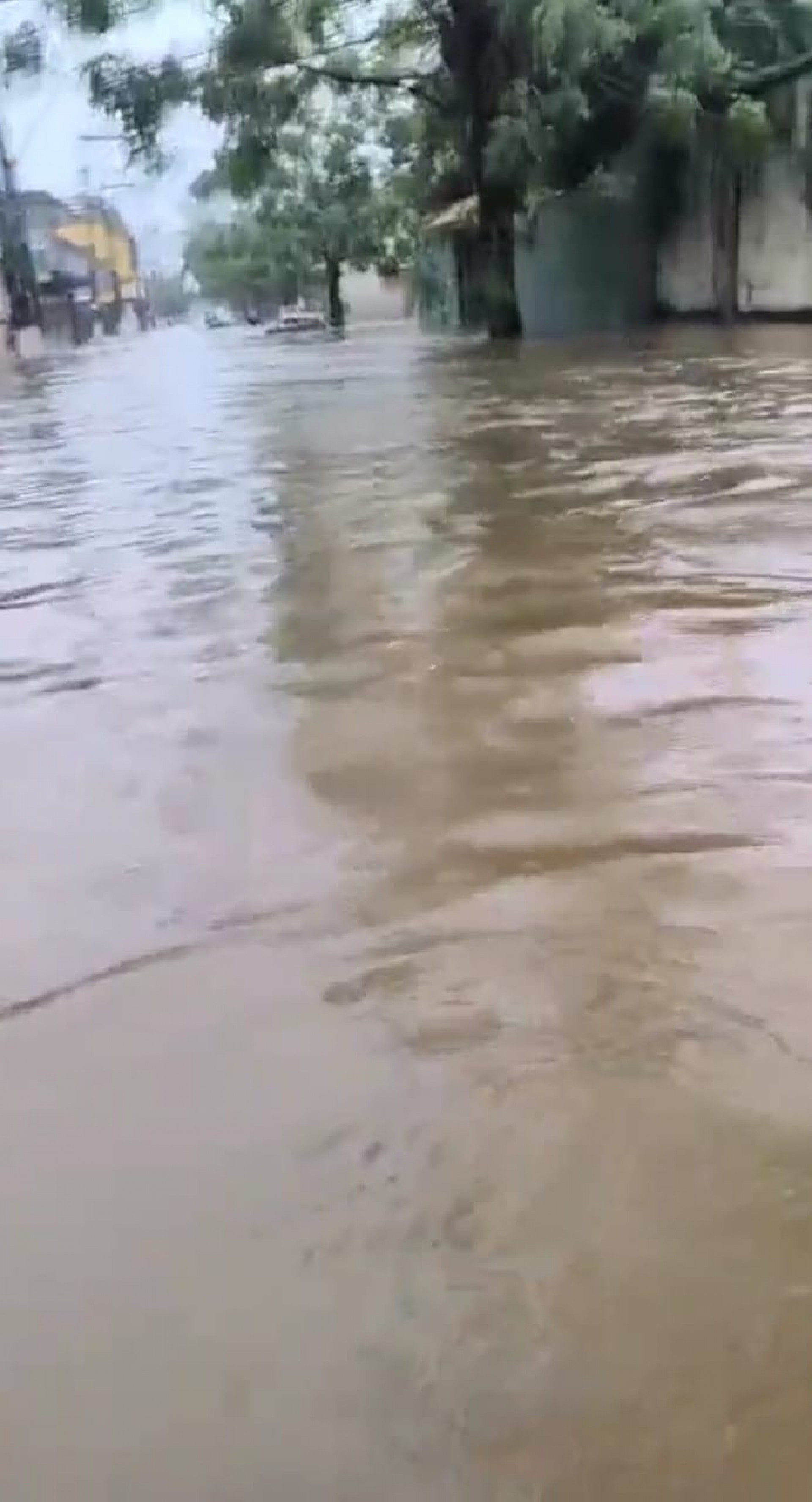 Ruas tomadas pela &aacute;gua em  Mambucaba - Divulga&ccedil;&atilde;o