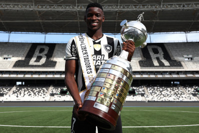 Luiz Henrique agradece homenagem da torcida do Botafogo em bandeirão dos ídolos