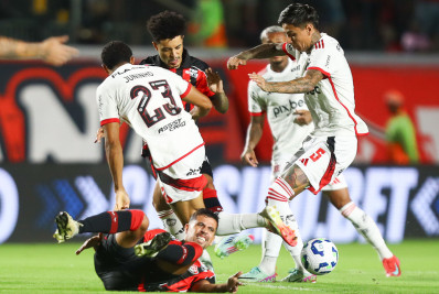 Flamengo toma susto, mas bate o Vitória com gol de Bruno Henrique no fim