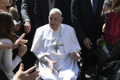 Papa Francisco faz primeira aparição pública em celebração no Vaticano após internação