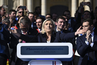 Marine Le Pen denuncia condenação 'política' em manifestação