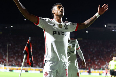 Flamengo toma susto, mas bate o Vitória com gol de Bruno Henrique no fim