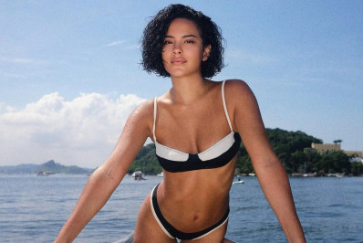 De biquíni, Bella Campos posa em lancha e recebe elogios do elenco de 'Vale Tudo'