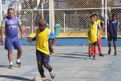 Crianças e adolescentes realizam aulas de futsal na Trindade