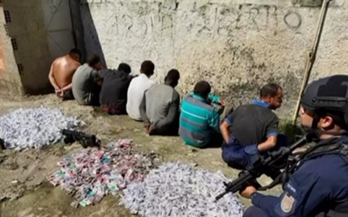 A operação policial prendeu sete pessoas no Castelar, além de apreender uma grande quantidade de drogas