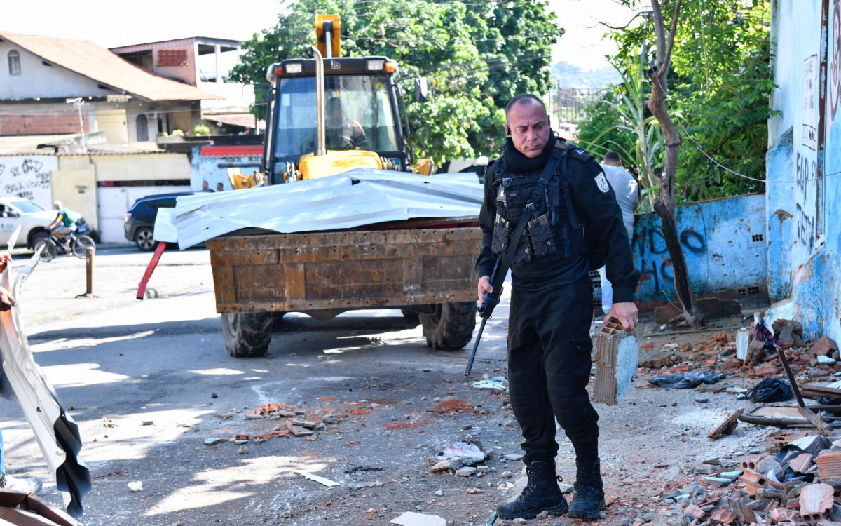 A Polícia fez incursão no Castelar. Na operação, diversas barricadas foram removidas