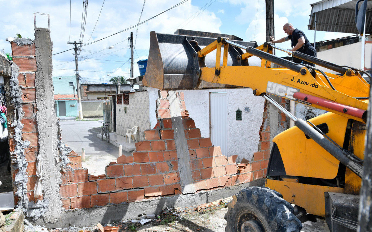 Durante a operação, as construções irregulares foram derrubadas no Castelar