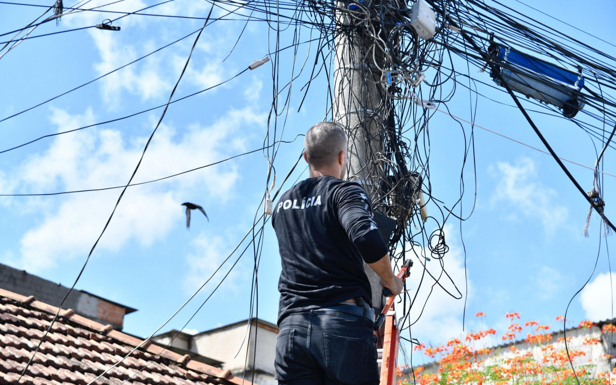 Os policiais encontraram ligações clandestinas de internet. O sinal de transmissão foi cortado