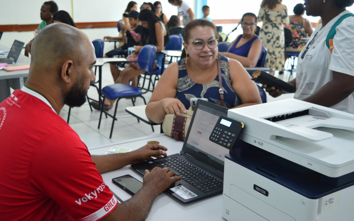 A entrega é importante, pois cumpre a Lei Federal nº 13.977/2020 que assegura às pessoas com TEA o direito à identificação e prioridade no atendimento em serviços públicos e privados