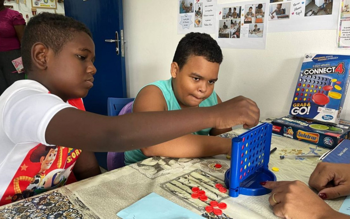 O objetivo é oferecer orientação e suporte às famílias, ajudando-as a compreender melhor os desafios e potencialidades das crianças