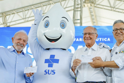 Ao lado do Zé Gotinha, Lula e Alckmin tomam vacina contra a gripe em MG