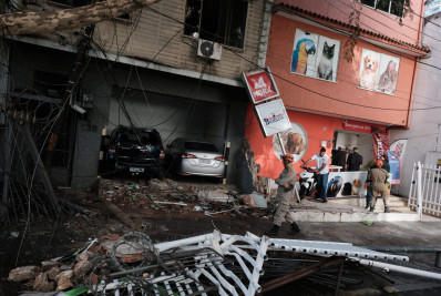 Ônibus perde controle e invade fachada de veterinária na Tijuca: 'Barulho muito grande!' 