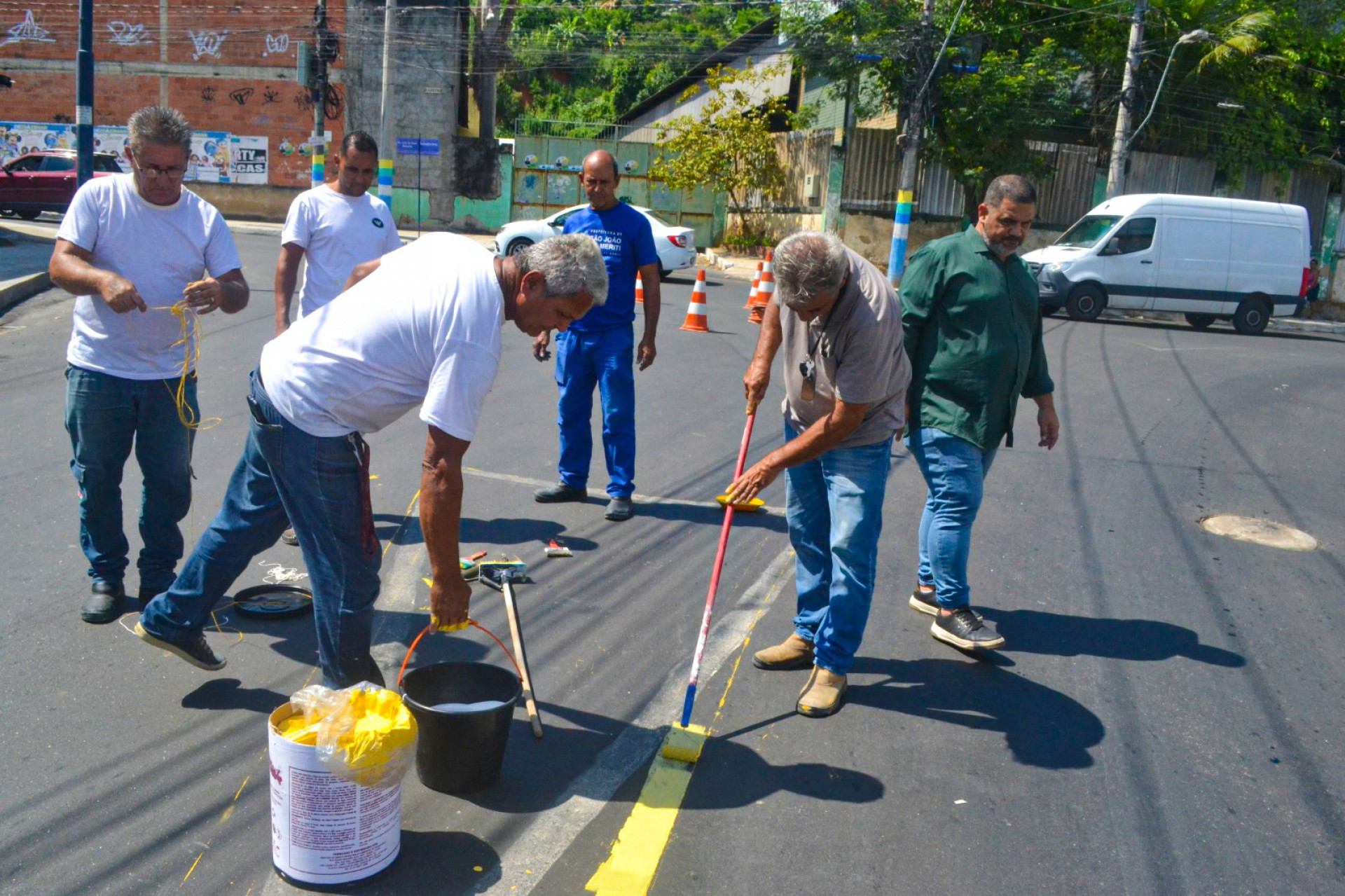 Prefeitura de S&atilde;o Jo&atilde;o de Meriti refor&ccedil;a sinaliza&ccedil;&atilde;o vi&aacute;ria em Venda Velha  - Elias Nicacio/ PMSJM