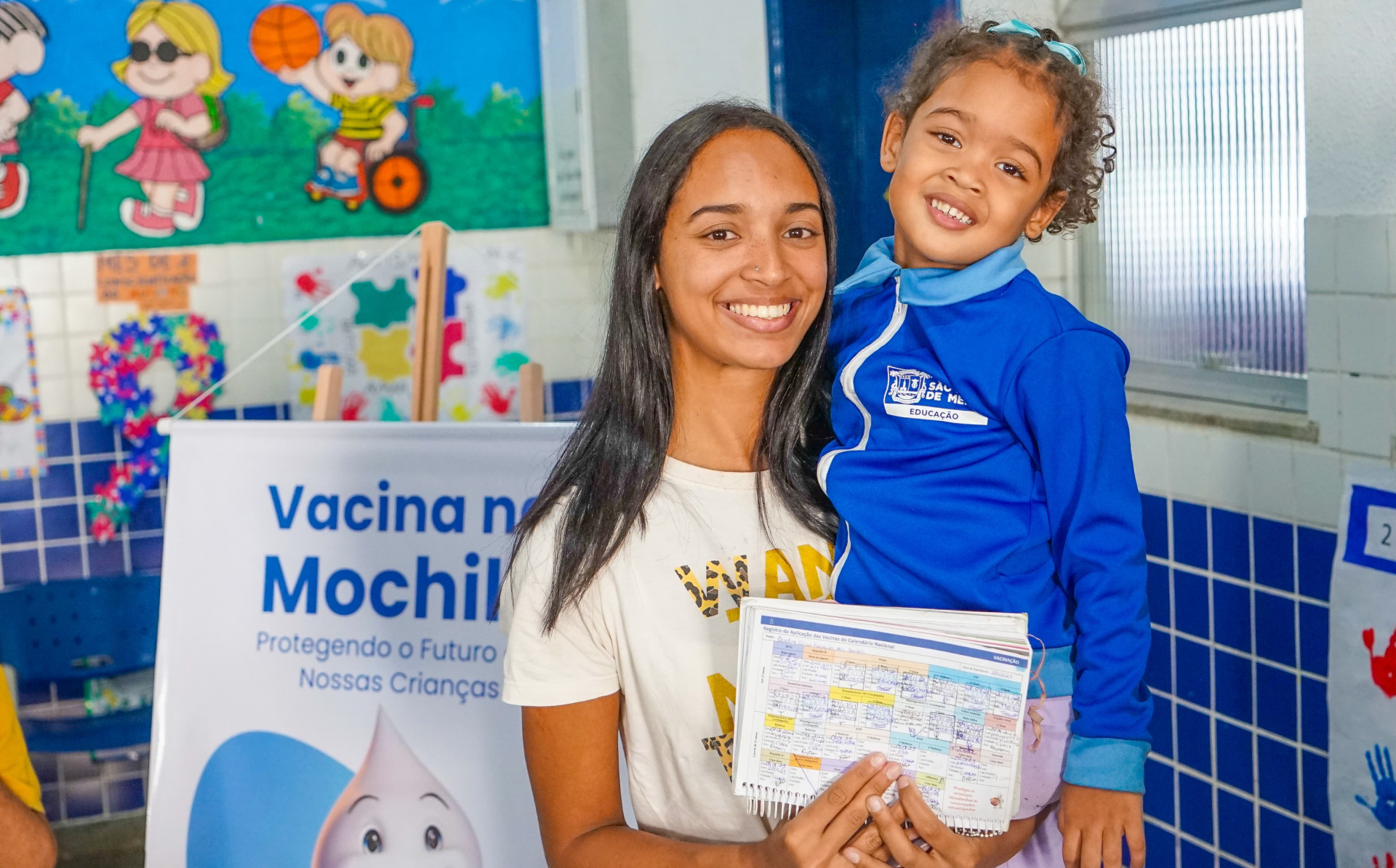 Carla Dias, m&atilde;e de Caroline, de 3 anos, refor&ccedil;ou a import&acirc;ncia da vacina&ccedil;&atilde;o nas unidades de ensino - Gilberto Rocha/ PMSJM