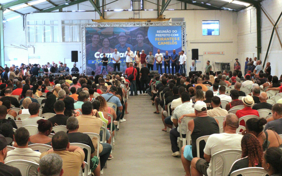 O galpão ficou lotado de feirantes, camelôs e donos de trailers na reunião com o prefeito Márcio Canella