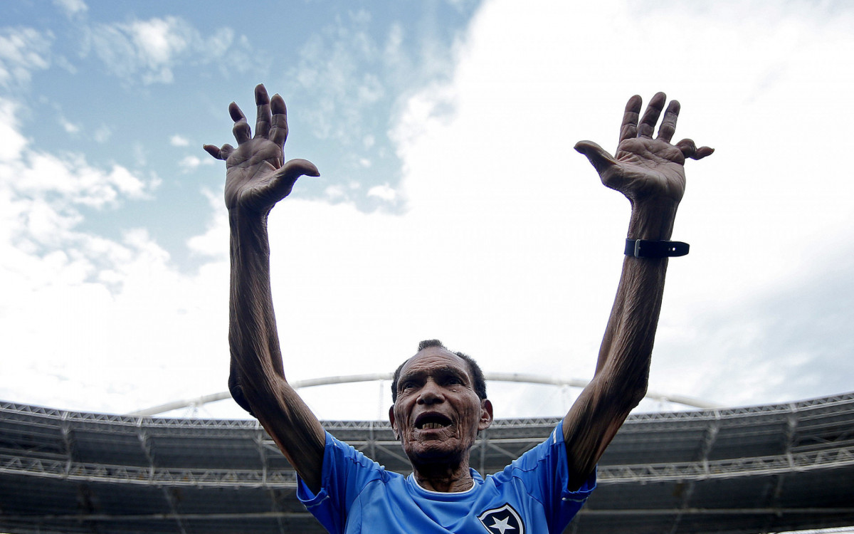 Selo no uniforme terá desenho dos dedos tortos de Manga, ídolo do Botafogo 
