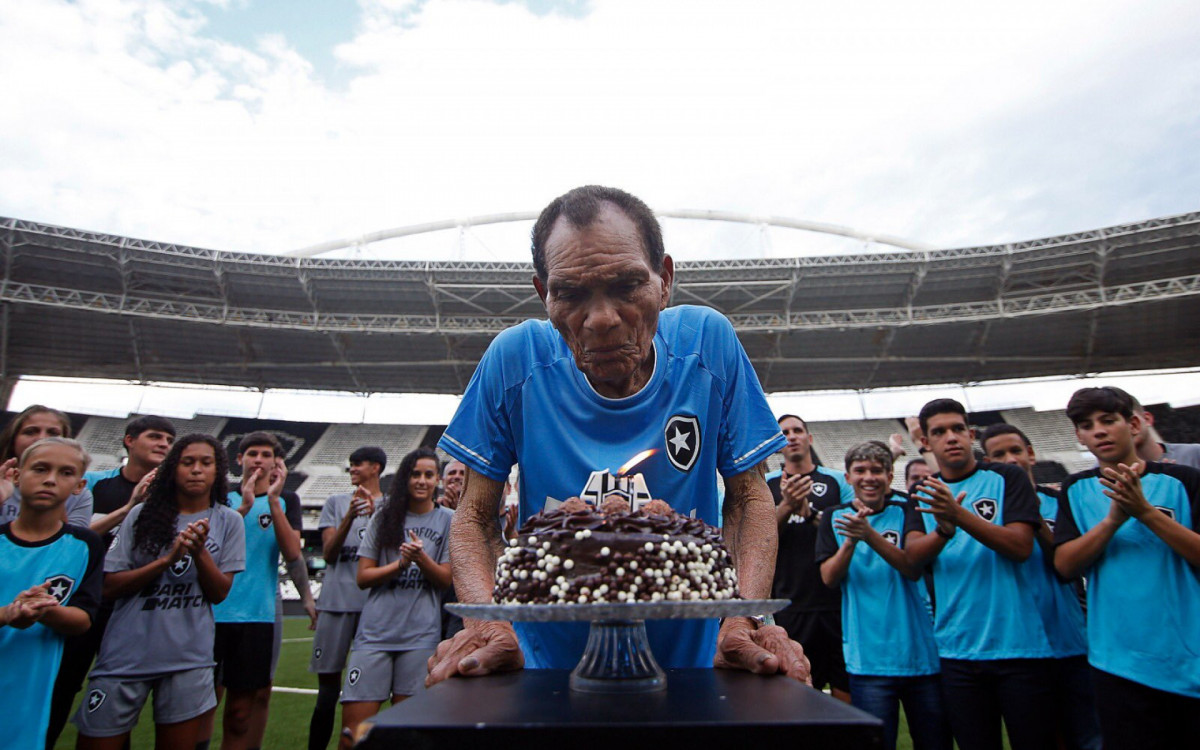 Em 2023, o elenco profissional do Botafogo e goleiros de todas as categorias participaram das homenagens no aniversário de Manga