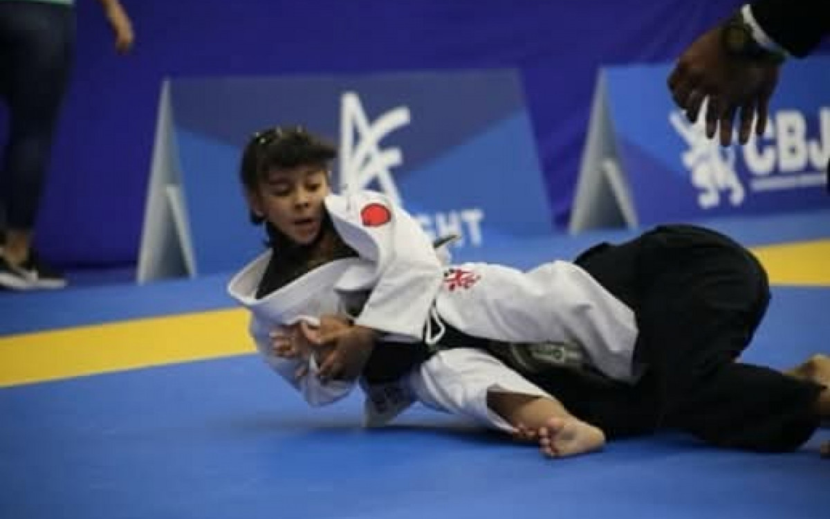 Esther aplicando um arm-lock invertido
