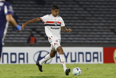 Recuperado de problema no pulmão, Luiz Gustavo pode voltar a jogar pelo São Paulo