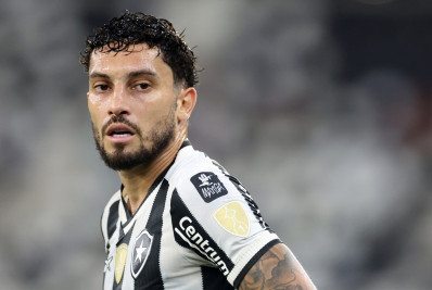 Alex Telles vira dúvida no Botafogo para duelo com o Bragantino