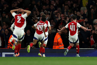 Com golaços de falta, Arsenal amassa o Real Madrid pela Liga dos Campeões