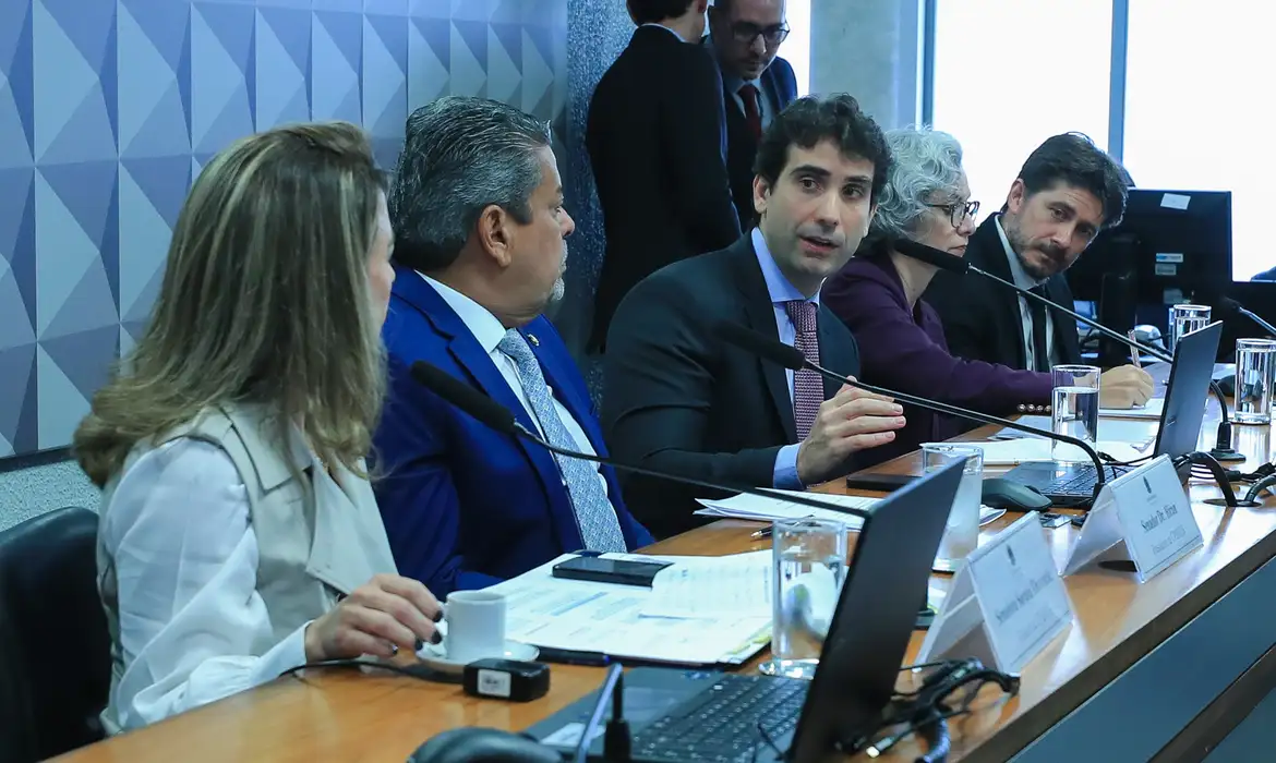 Apostadores destinam até R$ 30 bi por mês a bets, informa BC