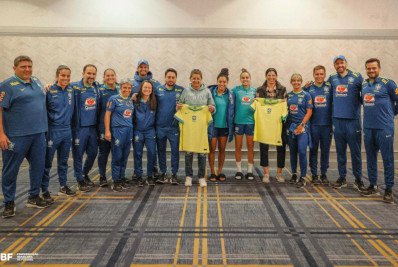Sissi e Márcia Taffarel visitam a Seleção antes de amistoso com os Estados Unidos