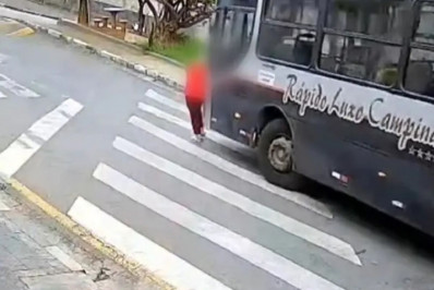 Idosa que voltava da padaria é atropelada por ônibus na Grande SP e perde as duas pernas